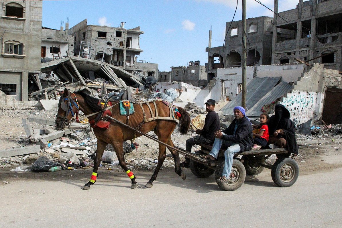 Palestīnieši steidz pamest Rafahas pilsētu pēc Izraēlas triecieniem