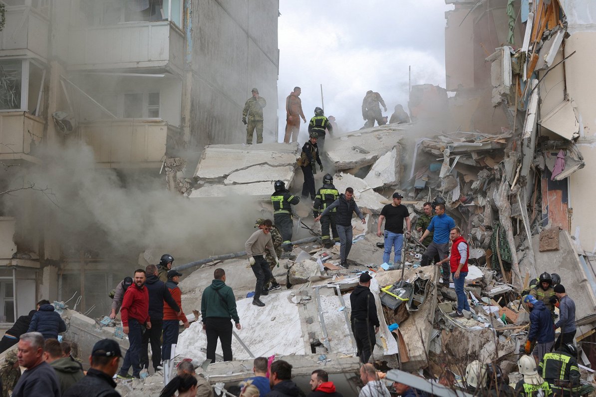 Sprādzienā Belgorodā sabrukusi desmitstāvu ēkas daļa, cietuši 17 cilvēki un ir bojāgājušie