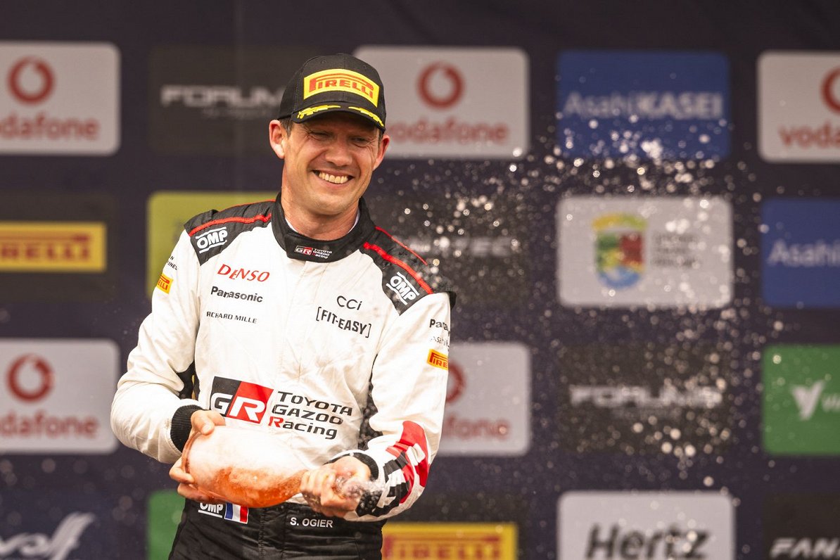 Franču rallija pilots Sebastjens Ožjē pēc uzvaras 2024. gada Portugāles WRC posmā.