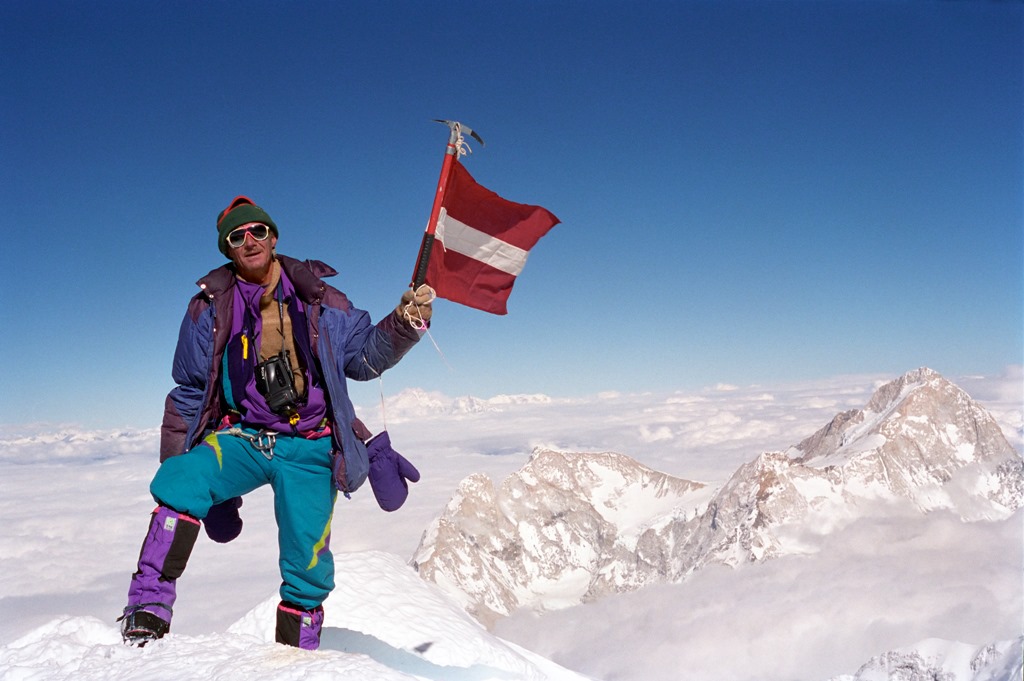 Tedodors Kirsis, 1995. gads Everesta virsotne, aiz muguras Makalu, Kančendžanga 8000 virsotnes