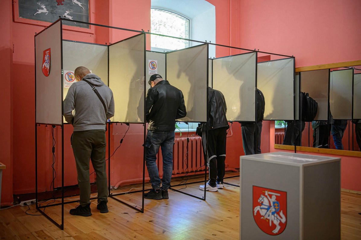 Lietuvas iedzīvotāji balso prezidenta vēlēšanās un referendumā par dubultpilsonības atļaušanu