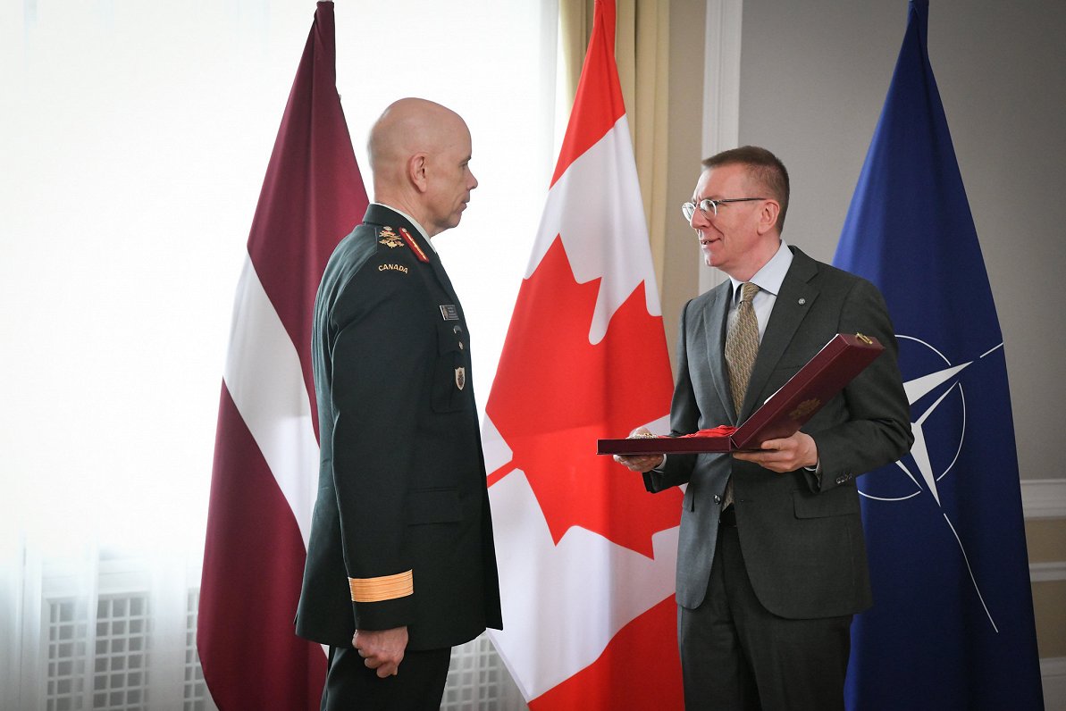 Valsts prezidenta Edgara Rinkēviča tikšanās ar Kanādas bruņoto spēku komandieri ģenerāli Veinu Eiru...