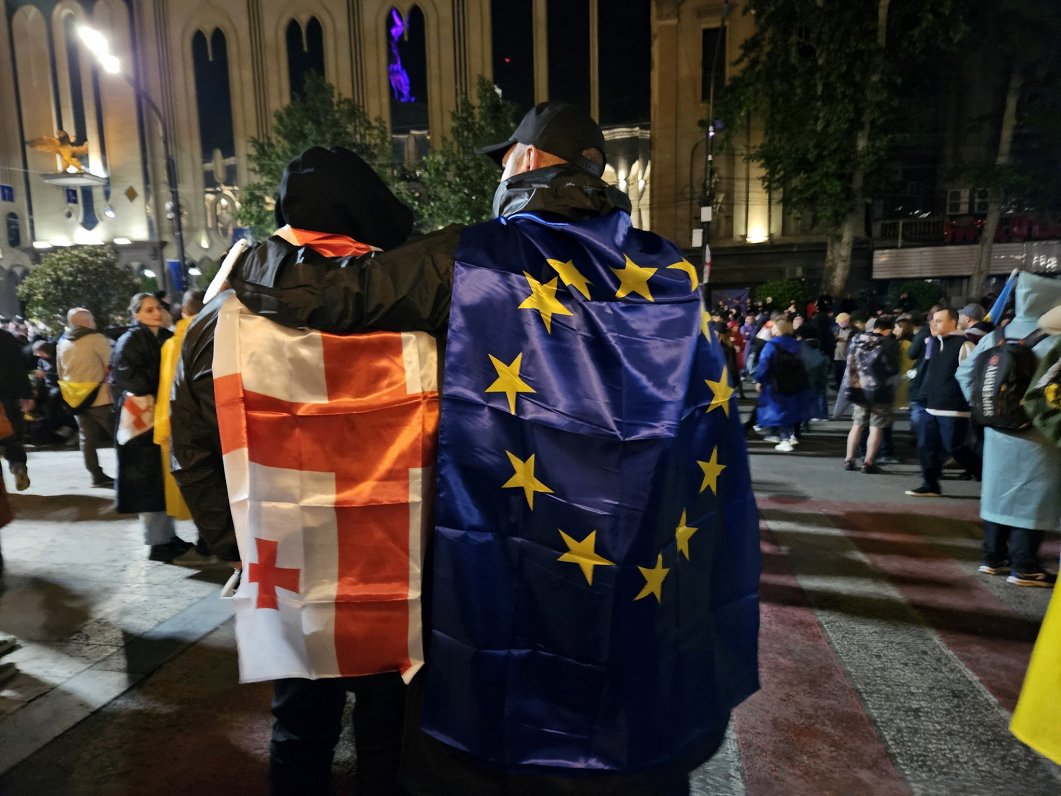 Gruzijas protesta akcijas dalībnieki ar Gruzijas un Eiropas Savienības karogiem