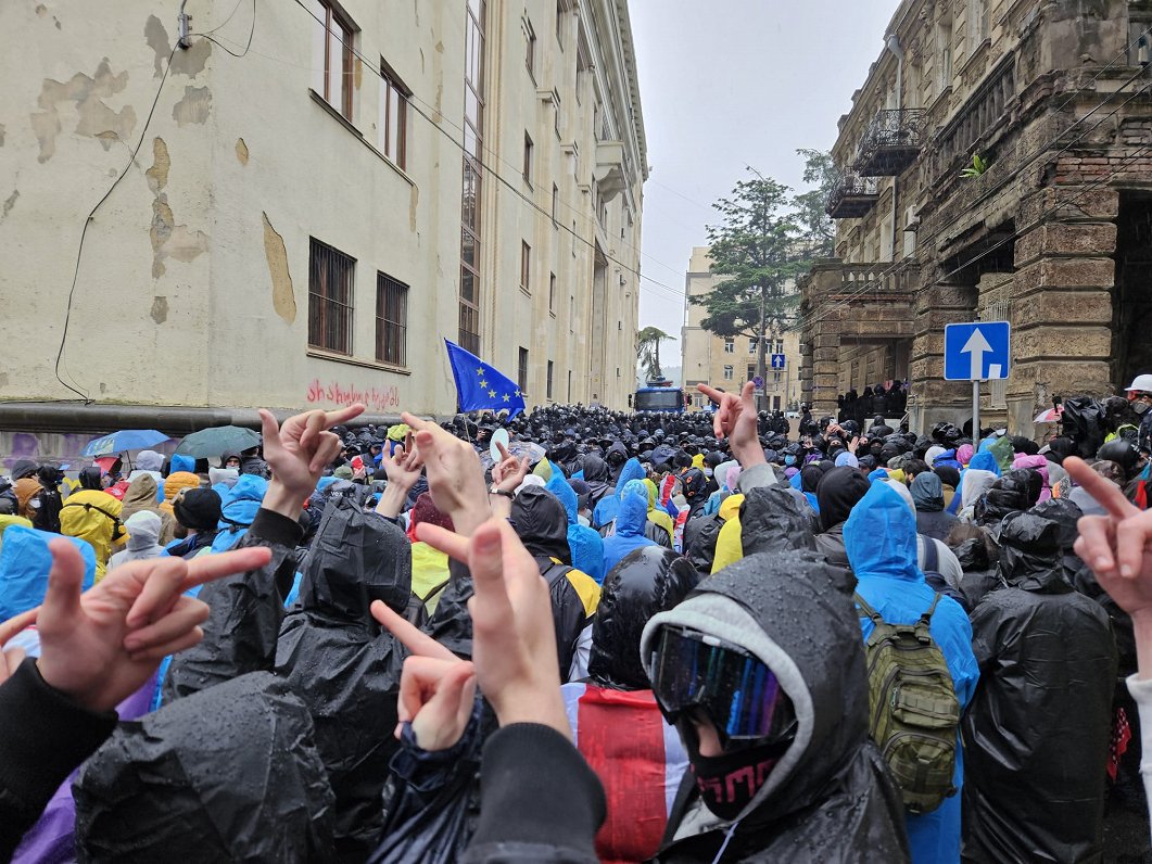 Gruzijā protestētāji pie parlamenta ēkas vēršas pret &quot;ārvalstu aģentu&quot; likumu