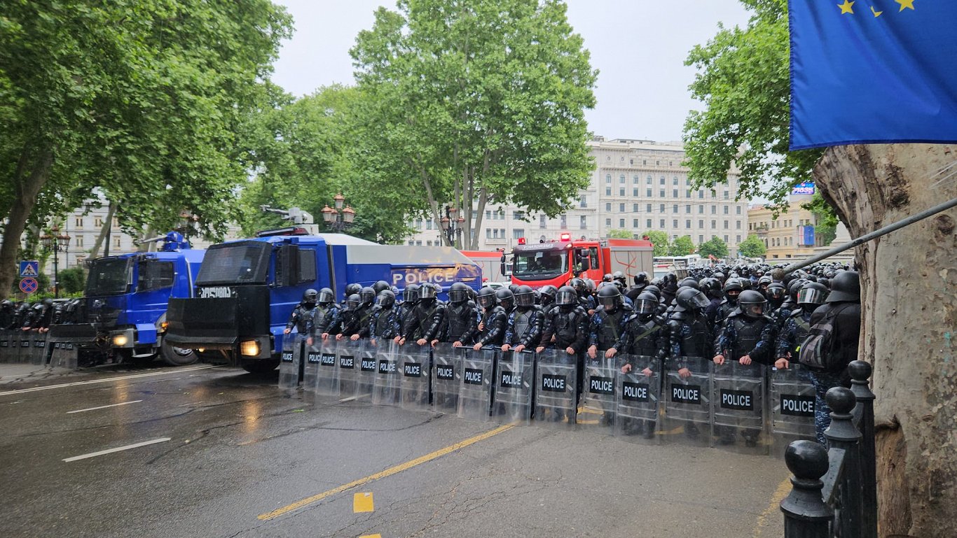 Policijas specvienība apsargā parlamenta ēku Tbilisi