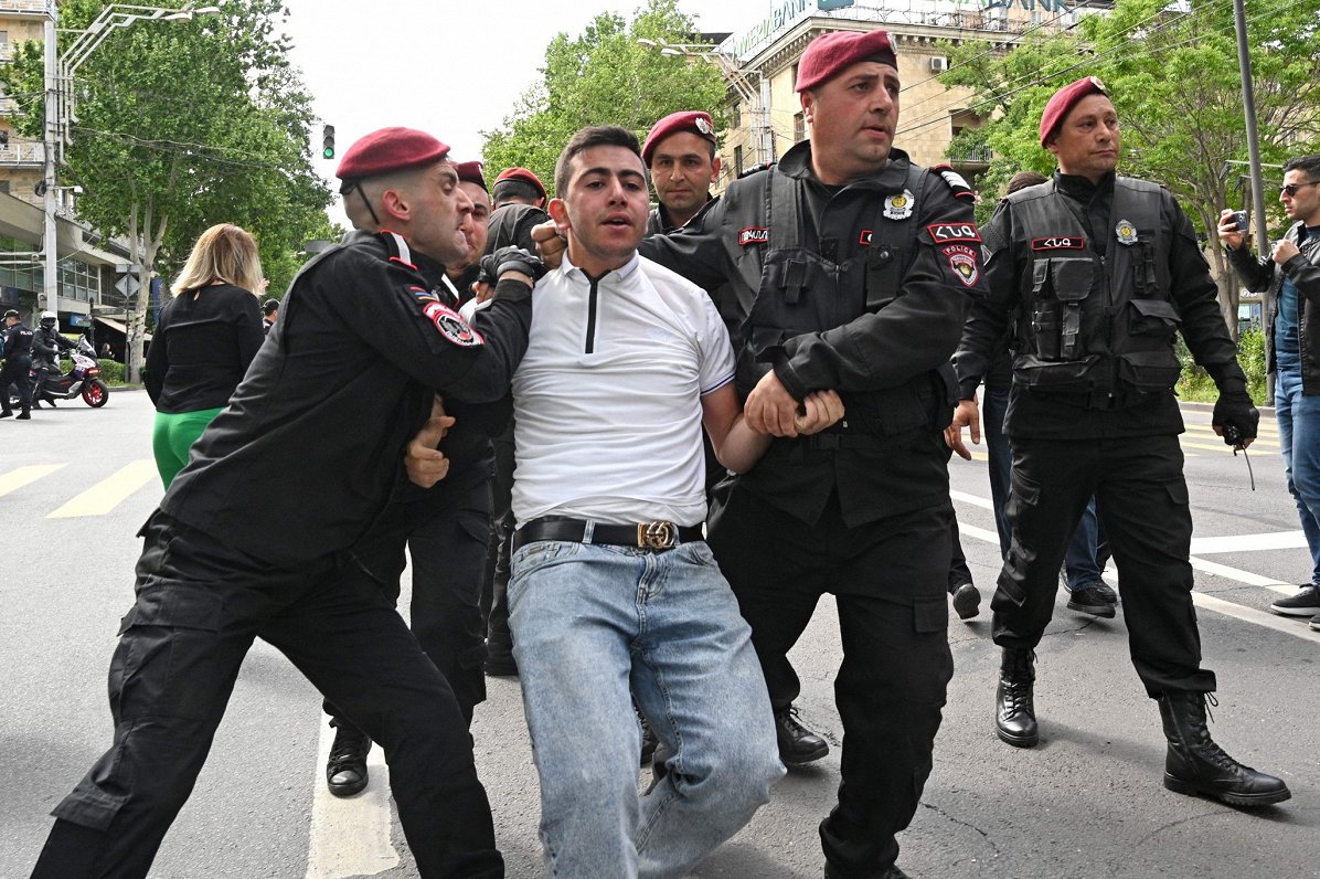 Armēnijas galvaspilsētā Erevānā policija aiztur protesta akcijas dalībnieku