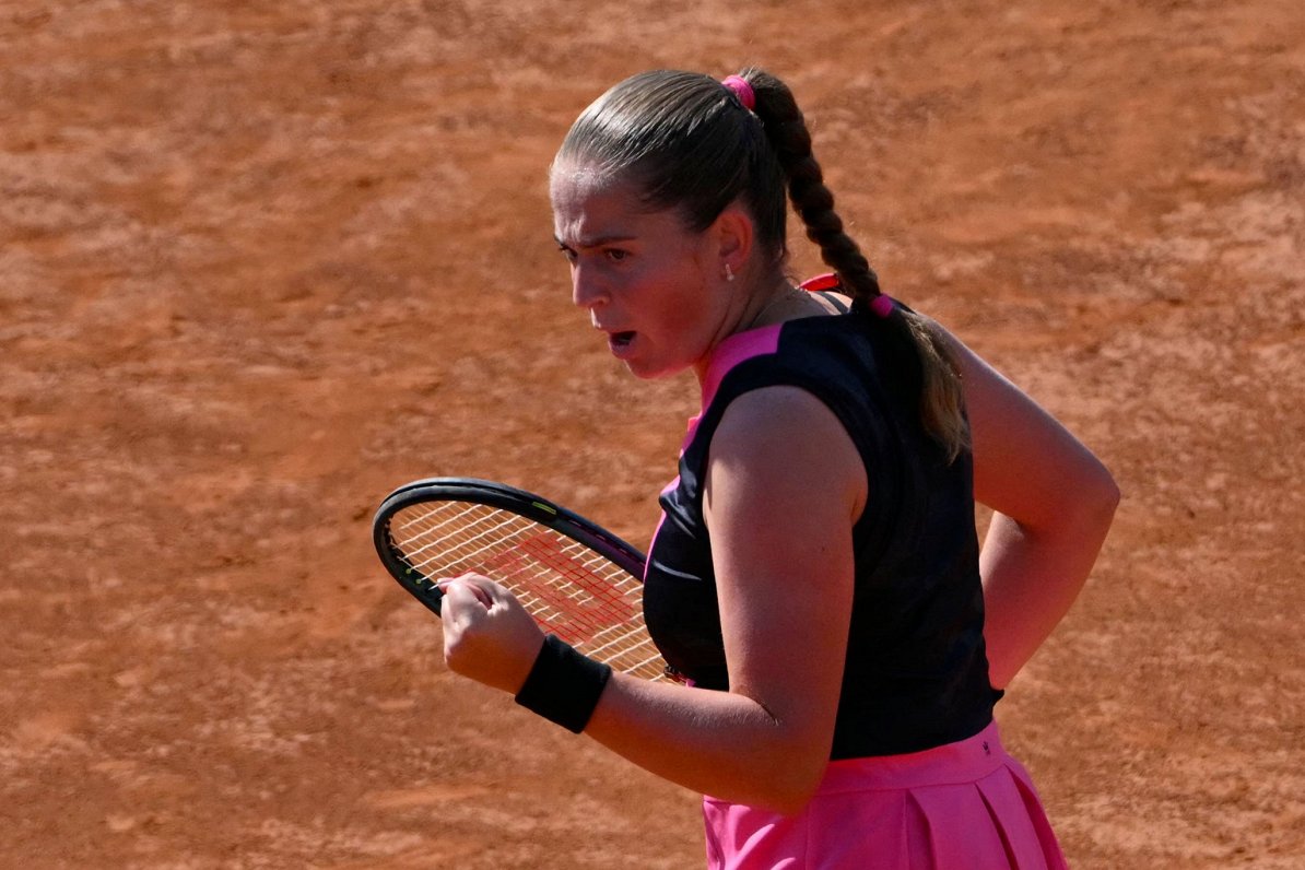Tenisiste Ostapenko vēl vienā trīs setu cīņā iekļūst Romas turnīra ceturtdaļfinālā