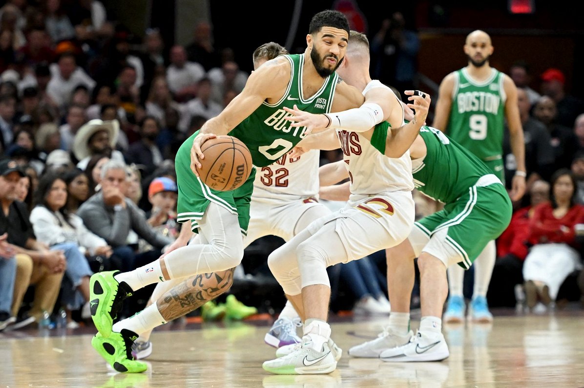 Bostonas &quot;Celtics&quot; basketbolists Džeisons Teitums spēlē pret Klīvlendas &quot;Cavaliers&qu...