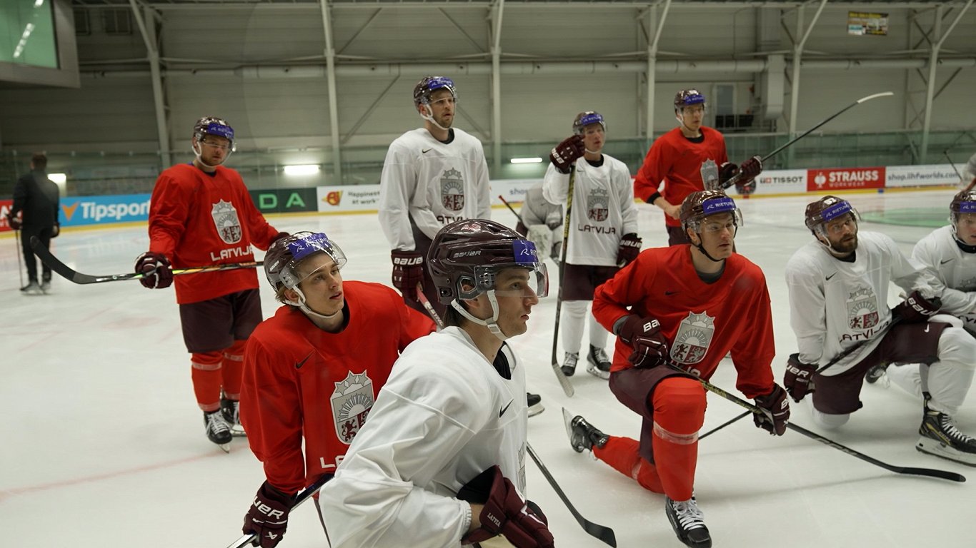 Latvijas izlases hokejisti treniņā