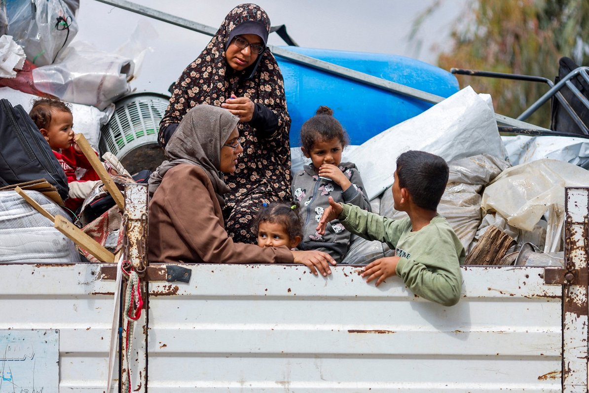 Palestīnieši dodas bēgļu gaitās no Rafahas pilsētas