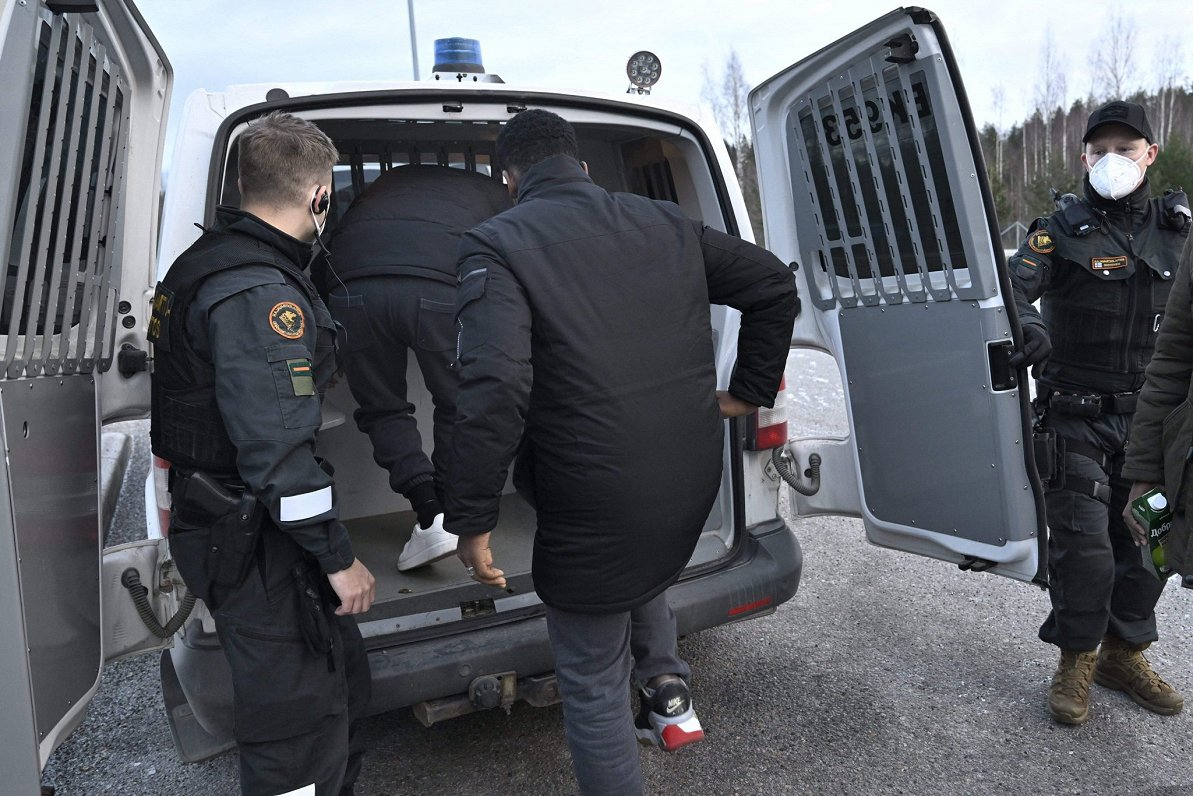 Somijas robežsargi aiztur cilvēkus, kas nelegāli šķērsojuši valsts robežu. Ilustratīvs attēls