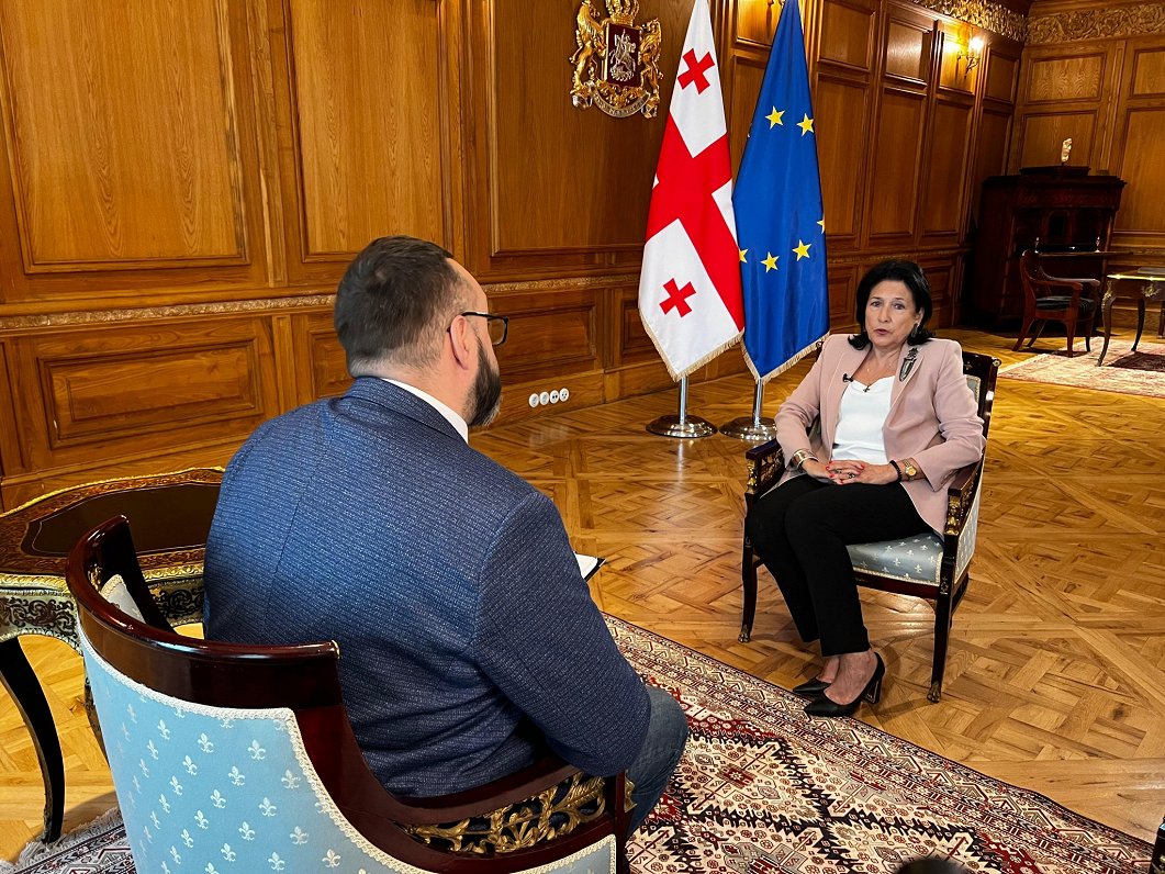 Gruzijas prezidente Salome Zurabišvili intervijā Latvijas Televīzijai, sarunā ar Ģirtu Zvirbuli.