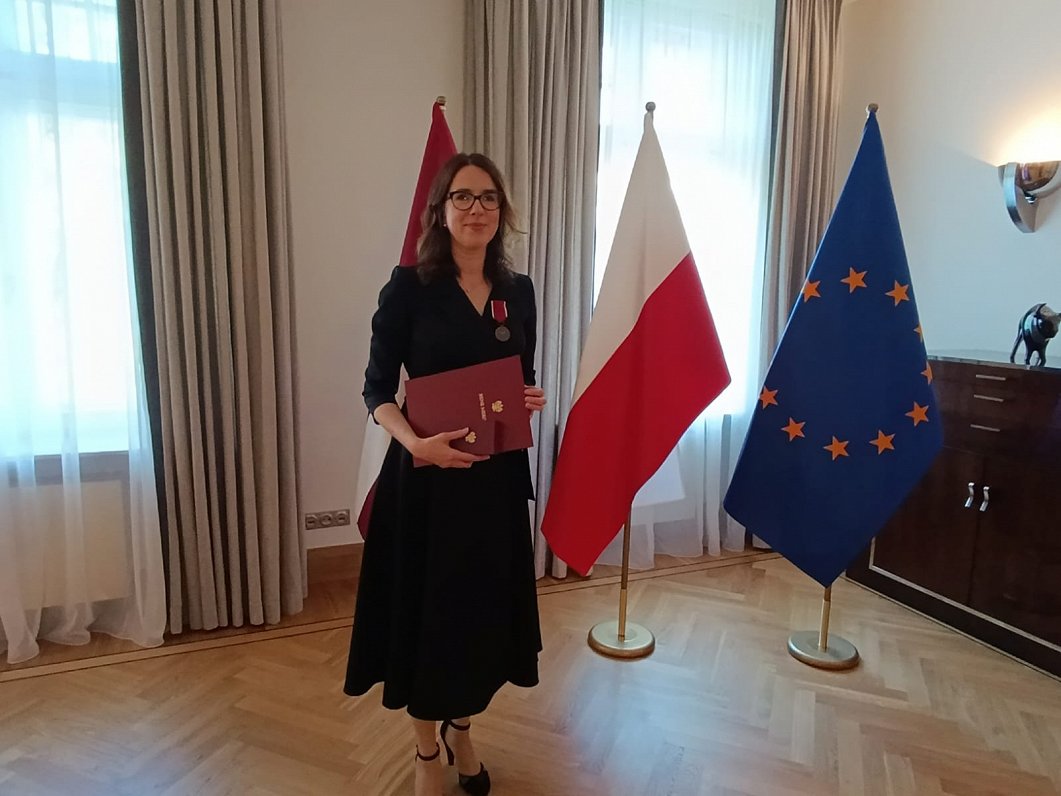 LTV žurnāliste Ina Strazdiņa saņem Polijas apbalvojumu «Bene Merito»