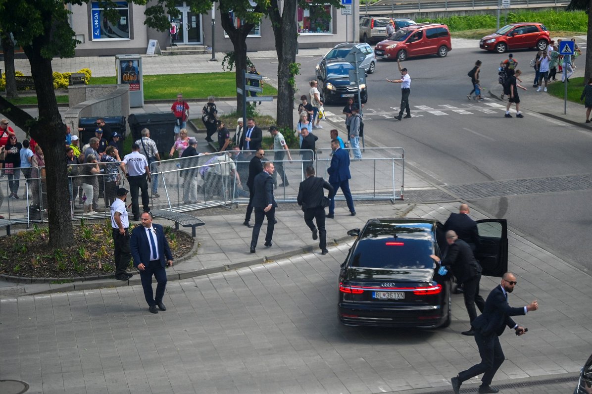 Slovākijas premjera Roberta Fico miesassargi pēc uzbrukuma evakuē ievainoto premjeru no uzbrukuma vi...