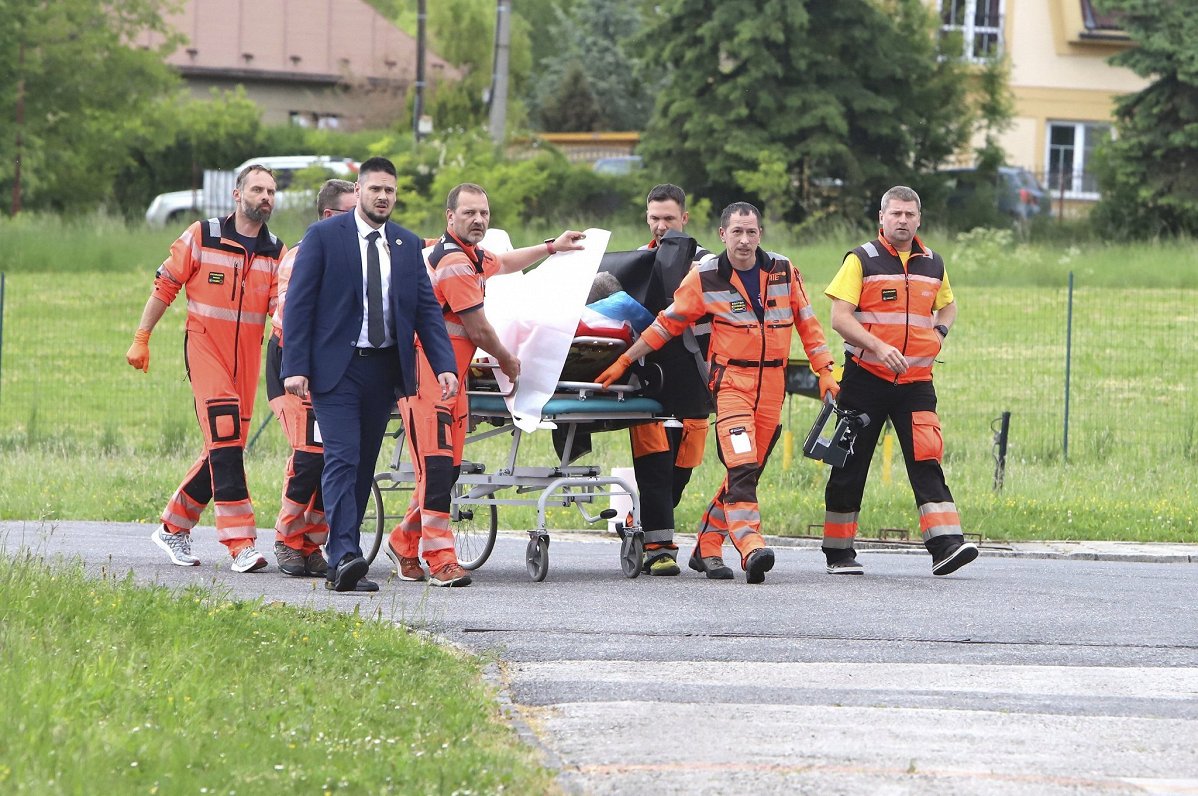 Sašauto Slovākijas premjerministru Robertu Fico nogādā slimnīcā