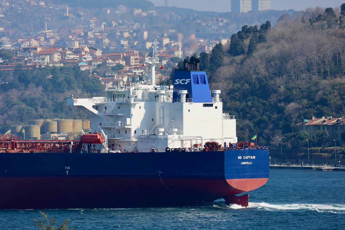 Krievijai piederošs naftas tenkeris Bosfora šaurumā Stambulā.