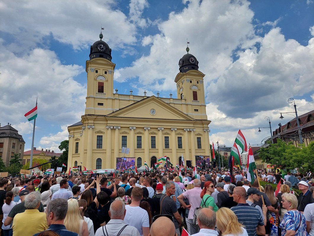 Ungārijas opozicionāra Pētera Maģara atbalstītāji pulcējas Debrecenas centrālajā laukumā, Ungārijā