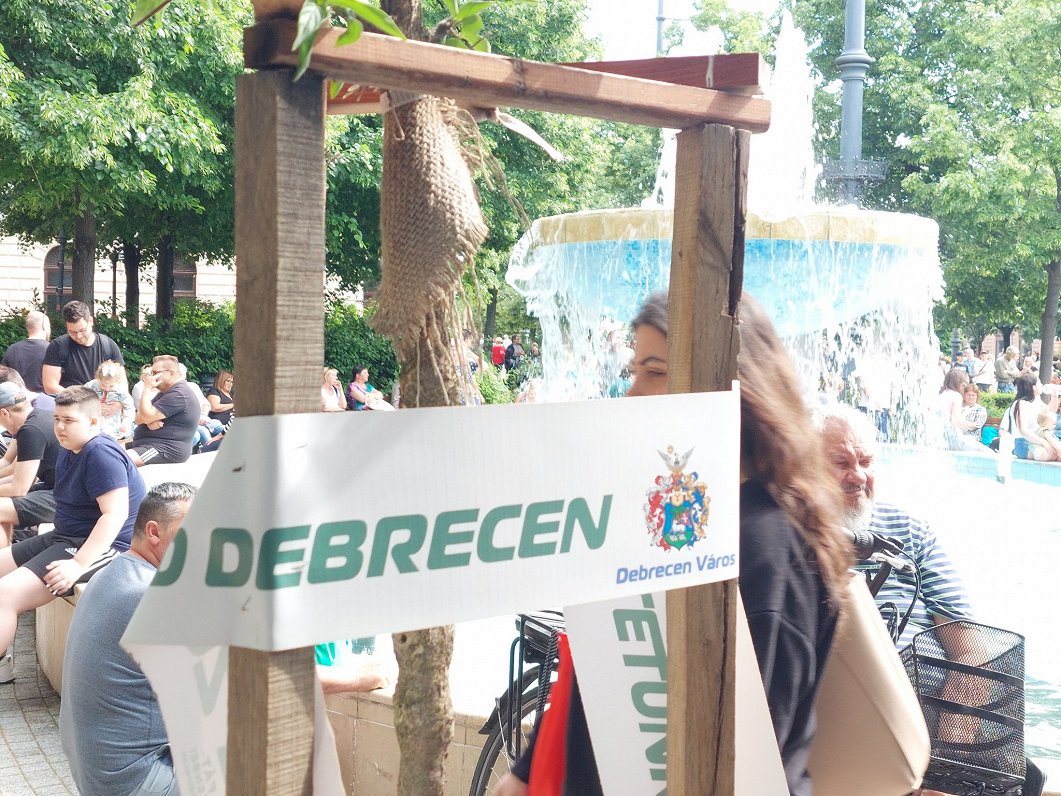 Ungārijas opozicionāra Pētera Maģara atbalstītāji pulcējas Debrecenas centrālajā laukumā, Ungārijā