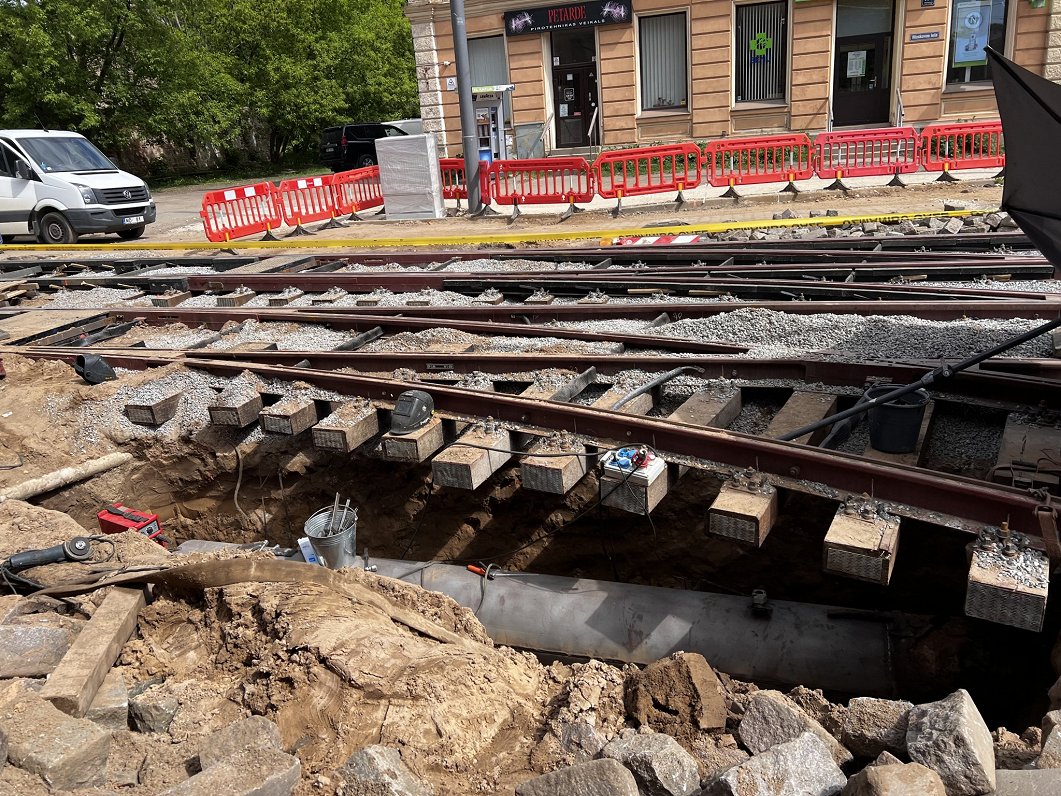 Zemās grīdas tramvaja līnijas izbūves darbi Ķengaragā.