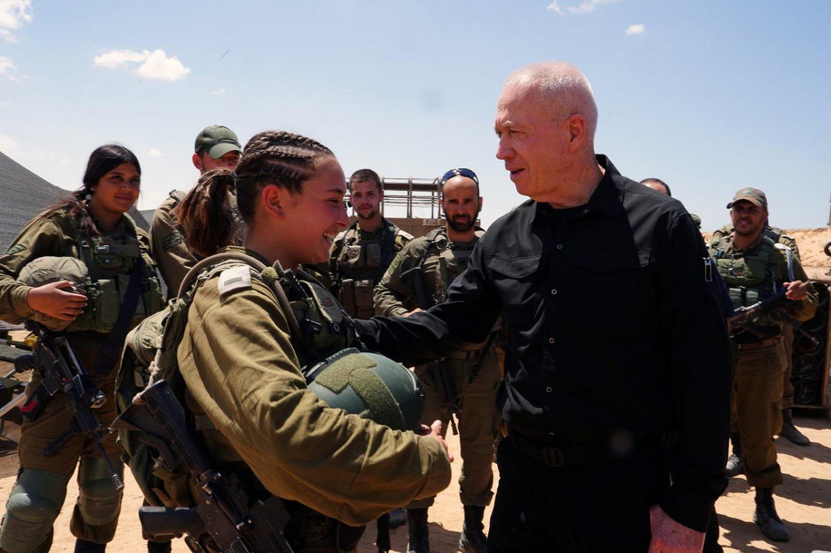 Izraēlas aizsardzības ministrs Joavs Galants (no labās) apmeklē Gazas joslā izvietotās Izraēlas kara...
