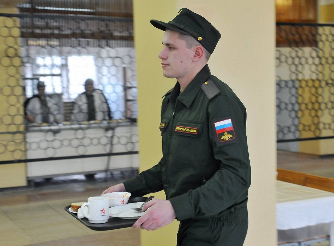 Krievijas armijā iesauktais karavīrs ēdnīcā