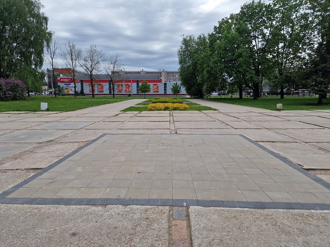 Skvērs, kur demontēts padomju piemineklis Daugavpilī