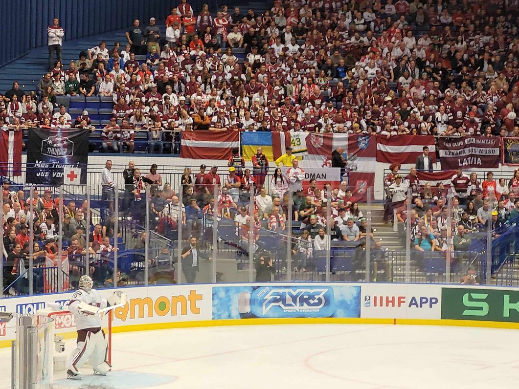 Pasaules čempionātā Ostravā gaida Latvijas hokeja fanu trešās maiņas ierašanos