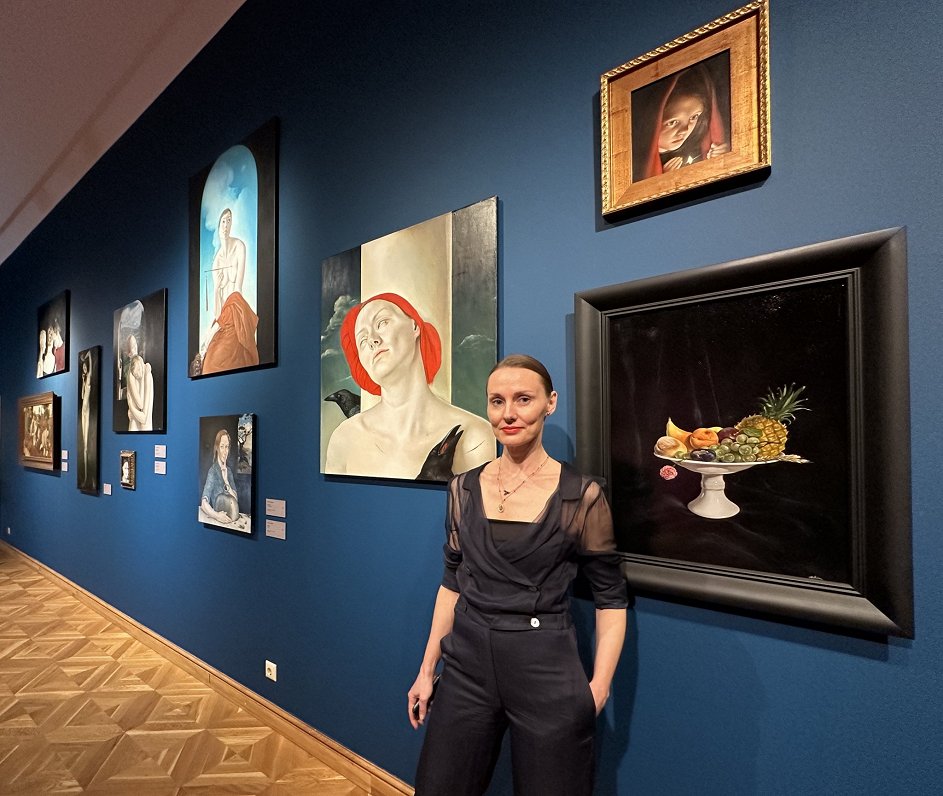 Gleznotāja Anita Arbidāne savu darbu izstādē Liepājas muzejā.