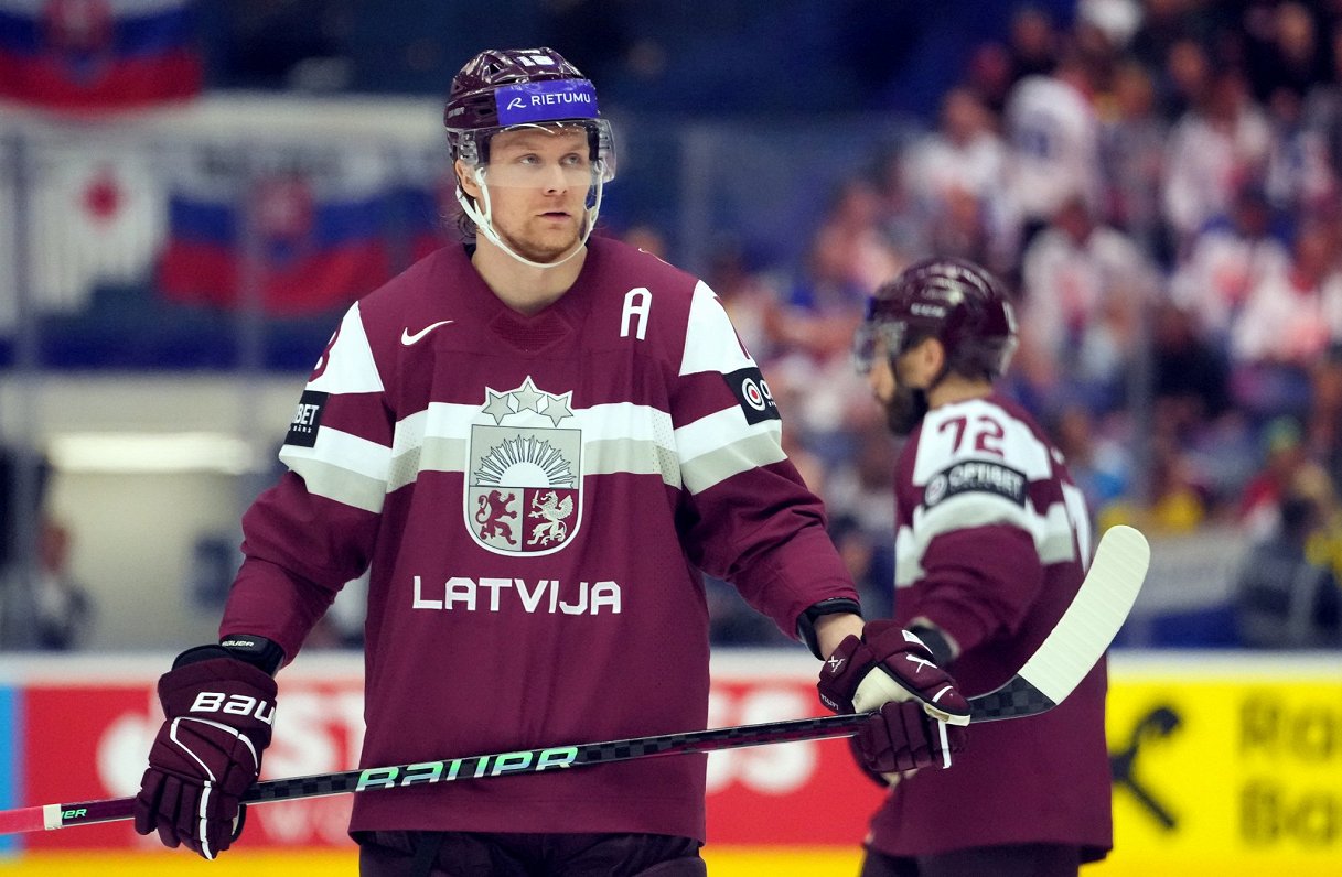 Rodrigo Ābols Latvijas un  Zviedrijas valstsvienību spēlē pasaules hokeja čempionātā