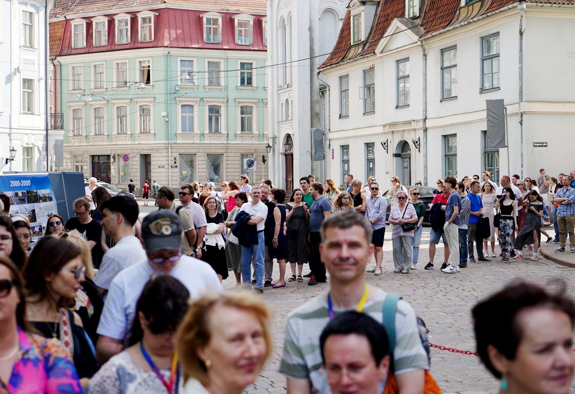 Cilvēku rinda akcijas &quot;Eiropas Muzeju nakts&quot; laikā pie Rīgas pils.