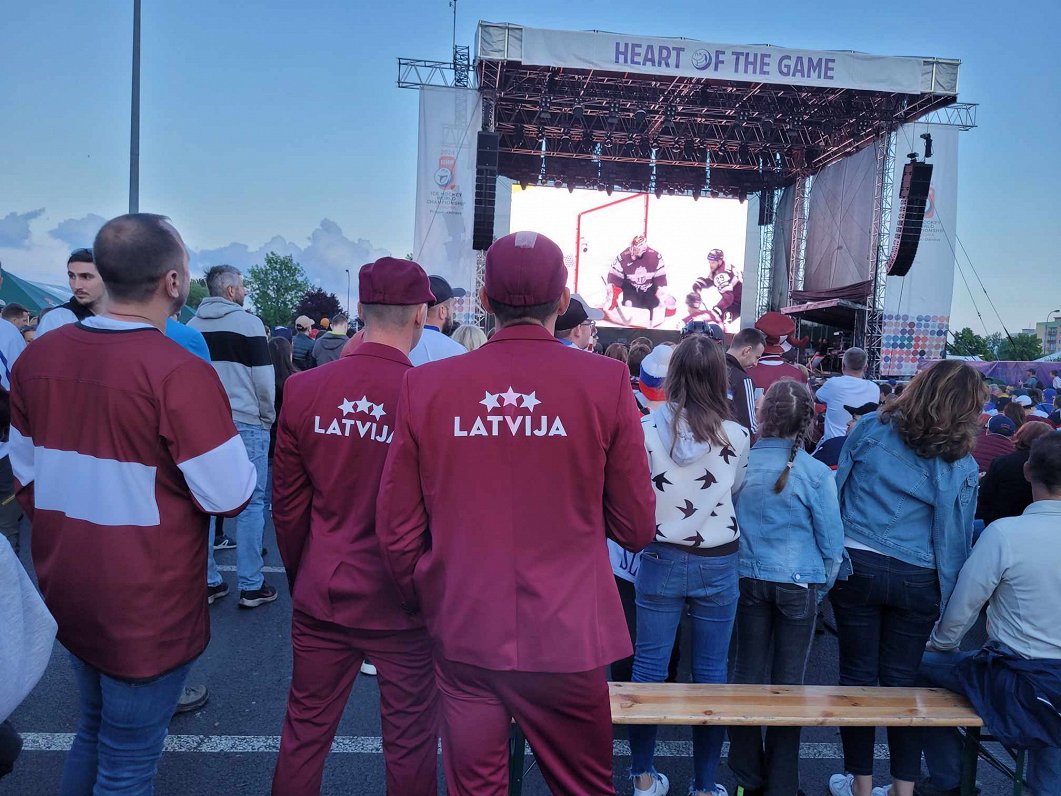 Hokeja fani skatās spēli Latvija - Slovākija fanu zonā