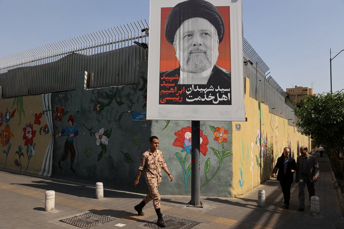 Teherānas ielā redzams plakāts ar mirušā Irānas prezidenta Ibrahima Raisi attēlu