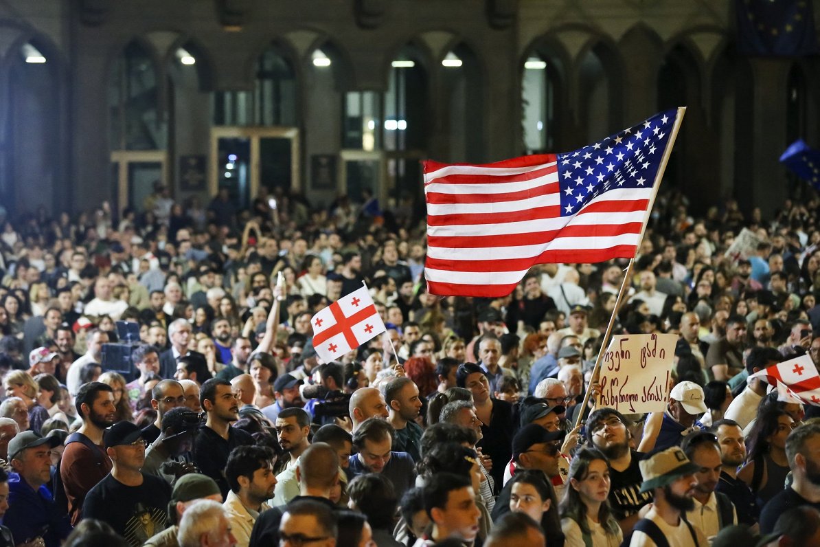 Gruzijas protesta akciju dalībnieki ar ASV karogu