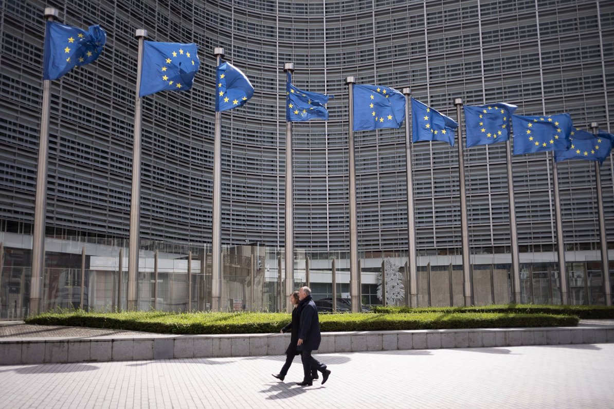 Ilustratīvs attēls: ES karogi pie Eiropas Komisijas ēkas Beļģijas galvaspilsētā Briselē