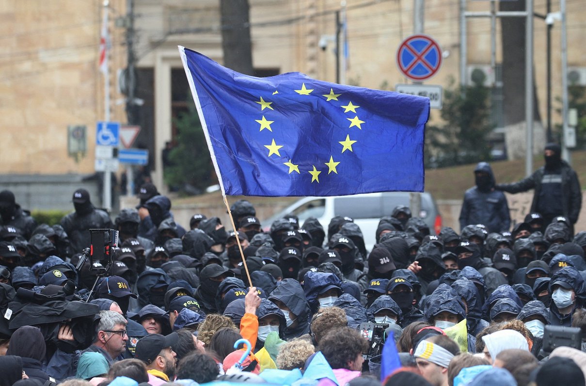 Protesta akcijas dalībnieki Tbilisi ar Eiropas Savienības karogu