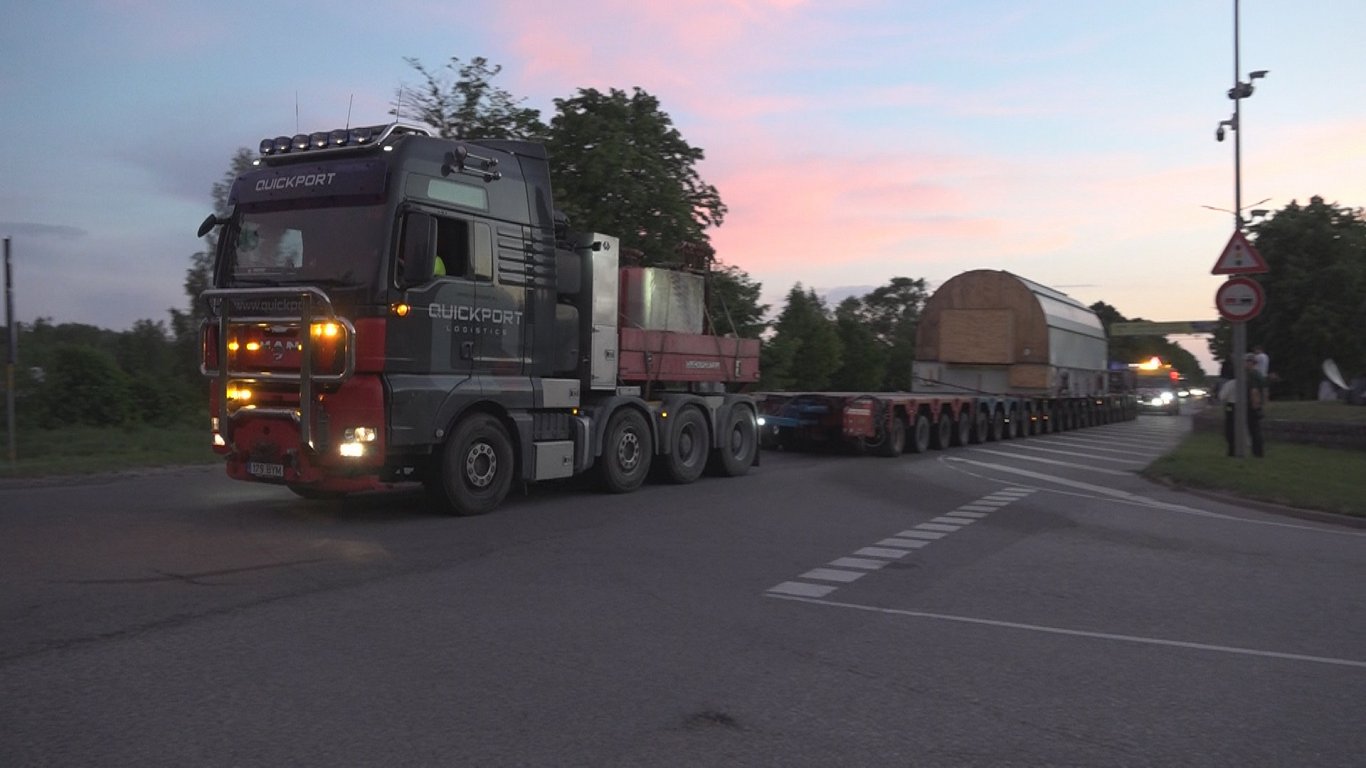 Liepājas ostas vēsturē smagākās kravas – 384 tonnas smaga sinhronā kompensatora - transportēšana līd...