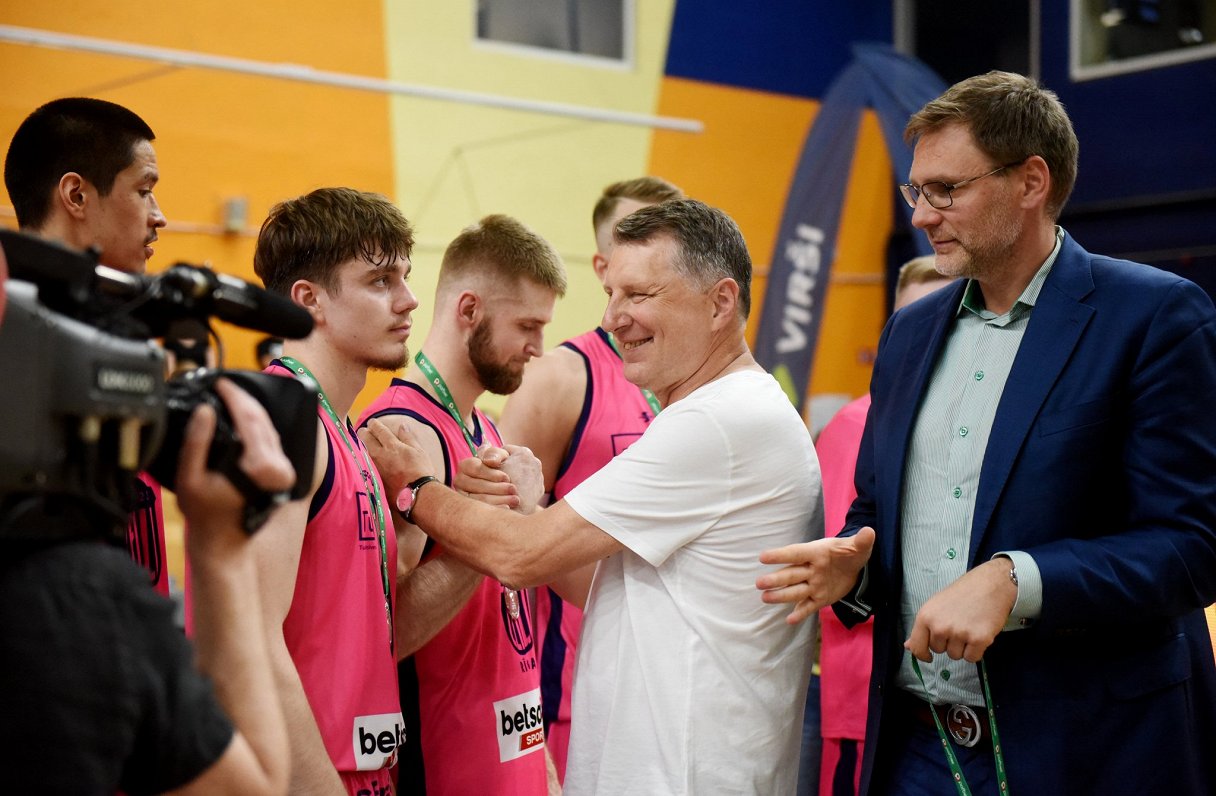 Basketbola savienības prezidents Raimonds Vējonis (otrais no labās) pasniedz &quot;Rīgas Zeļļiem&quo...