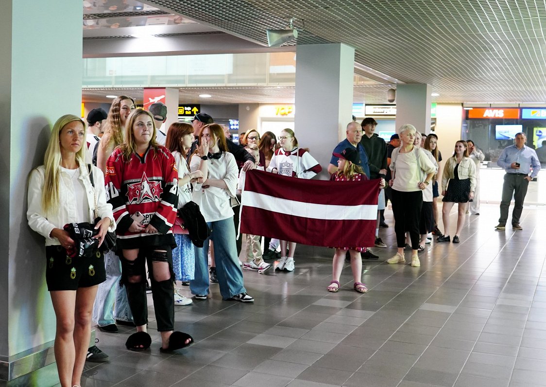 Lidostā &quot;Rīga&quot; Latvijas hokeja izlasi sagaida pēc atgriešanās no pasaules čempionāta