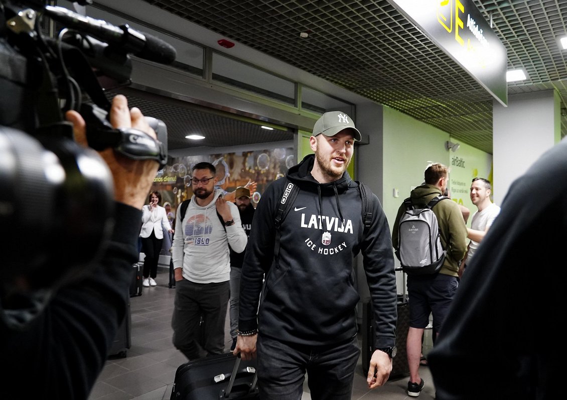 Lidostā &quot;Rīga&quot; Latvijas hokeja izlasi sagaida pēc atgriešanās no pasaules čempionāta
