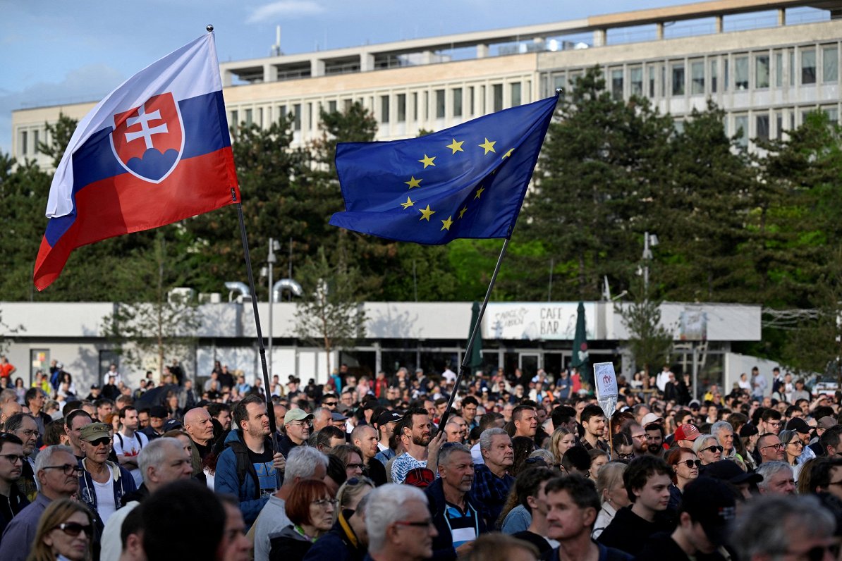 Slovākijas un ES karogi plīvo, cilvēkiem Bratislavā protestējot pret valdības iecerēto sabiedrisko m...