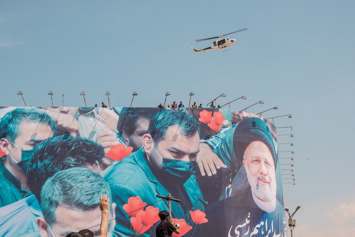 Plakāts ar bojāgājušā Irānas prezidenta Ibrahima Raisi attēlu Teherānā