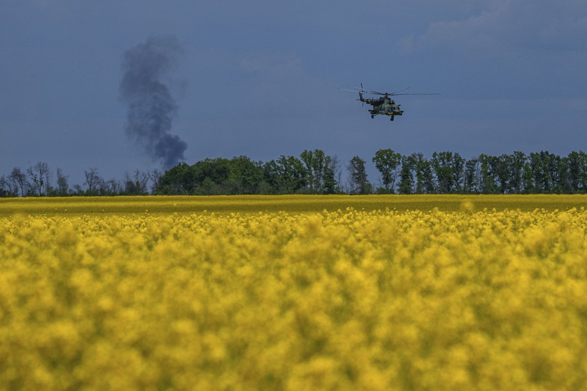 Ukrainas armijas helikopters &quot;Mi-8&quot; atgriežas no kaujas operācijas Harkivas apgabalā
