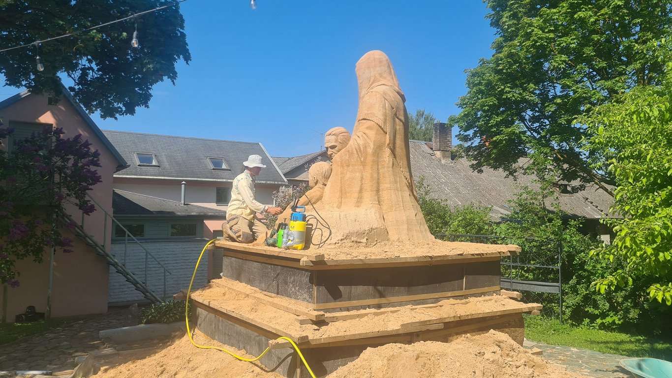 Создание песчаных скульптур для фестиваля в Елгаве