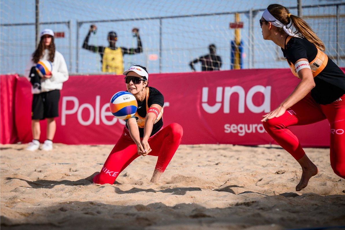 Anastasija Samoilova (centrā) pludmales volejbola turnīrā Portugālē
