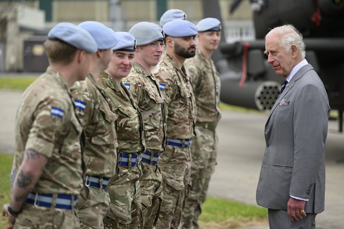 Lielbritānijas Gaisa spēku karavīri un Karalis Čārlzs III (no kreisās).