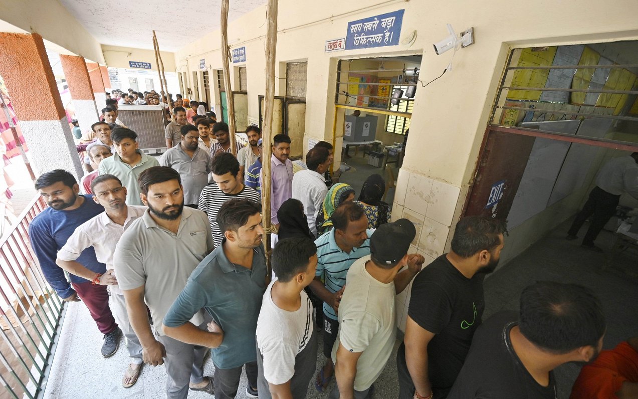 Indijā cilvēki gaida rindā pie vēlēšanu iecirkņa
