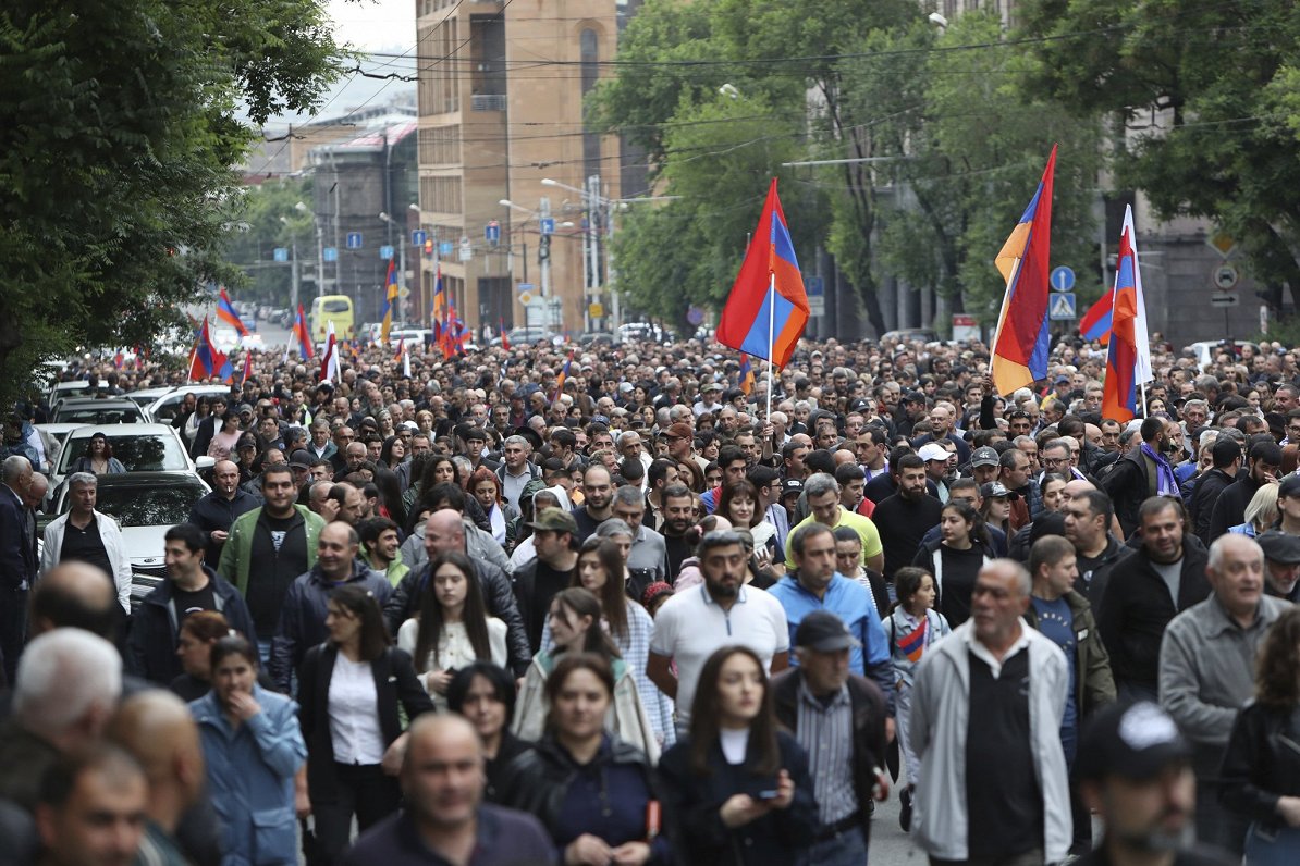 Cilvēki Armēnijas galvaspilsētā Erevānā protestē pret robežas delimitāciju un demarkāciju ar Azerbai...