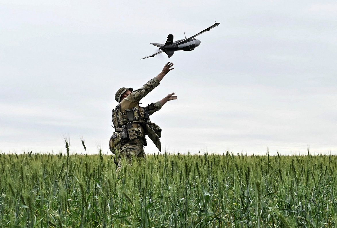 Ukraiņu karavīrs ar izlūkdronu Zaporižjas apgabalā