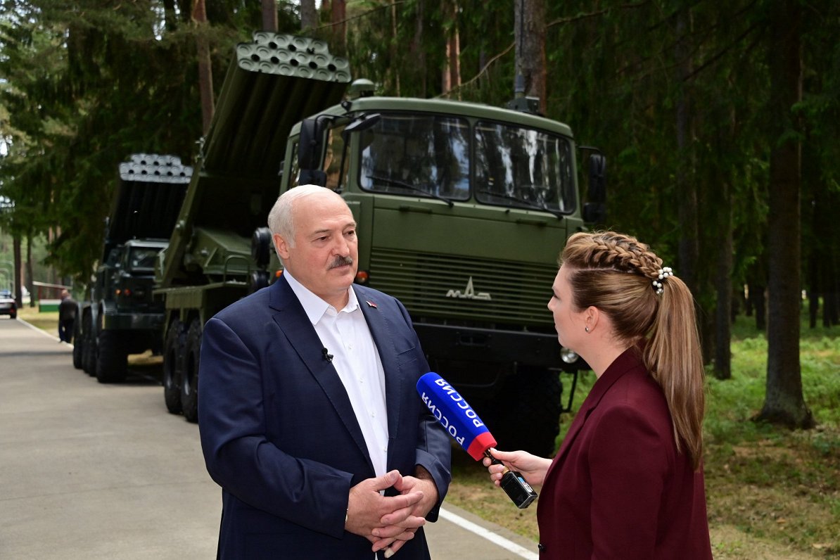 Baltkrievijas diktators Aleksandrs Lukašenko sniedz interviju Krievijas propagandas darbonei Olgai S...