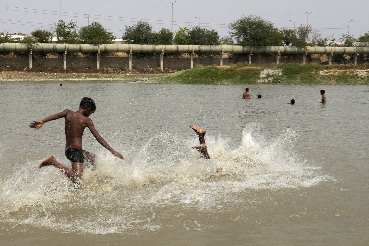 Indijas galvaspilsētā Deli bērni veldzējas vasaras svelmē